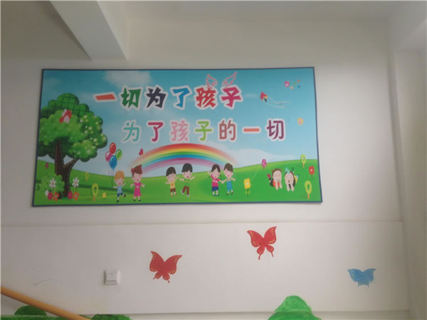 福利院內(nèi)張貼畫 (曾敉密 攝) 福利院內(nèi)張貼畫 (曾敉密 攝)