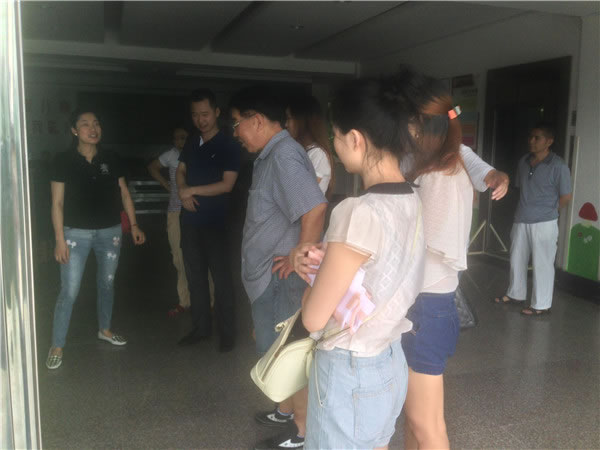 與校老師交流學(xué)校情況(曾敉密 攝) 與校老師交流學(xué)校情況(曾敉密 攝)